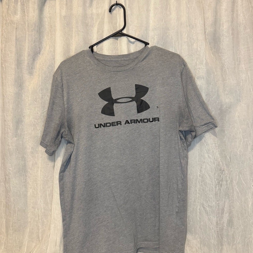 Men's Under Armoir Gray Short Sleeve Tee